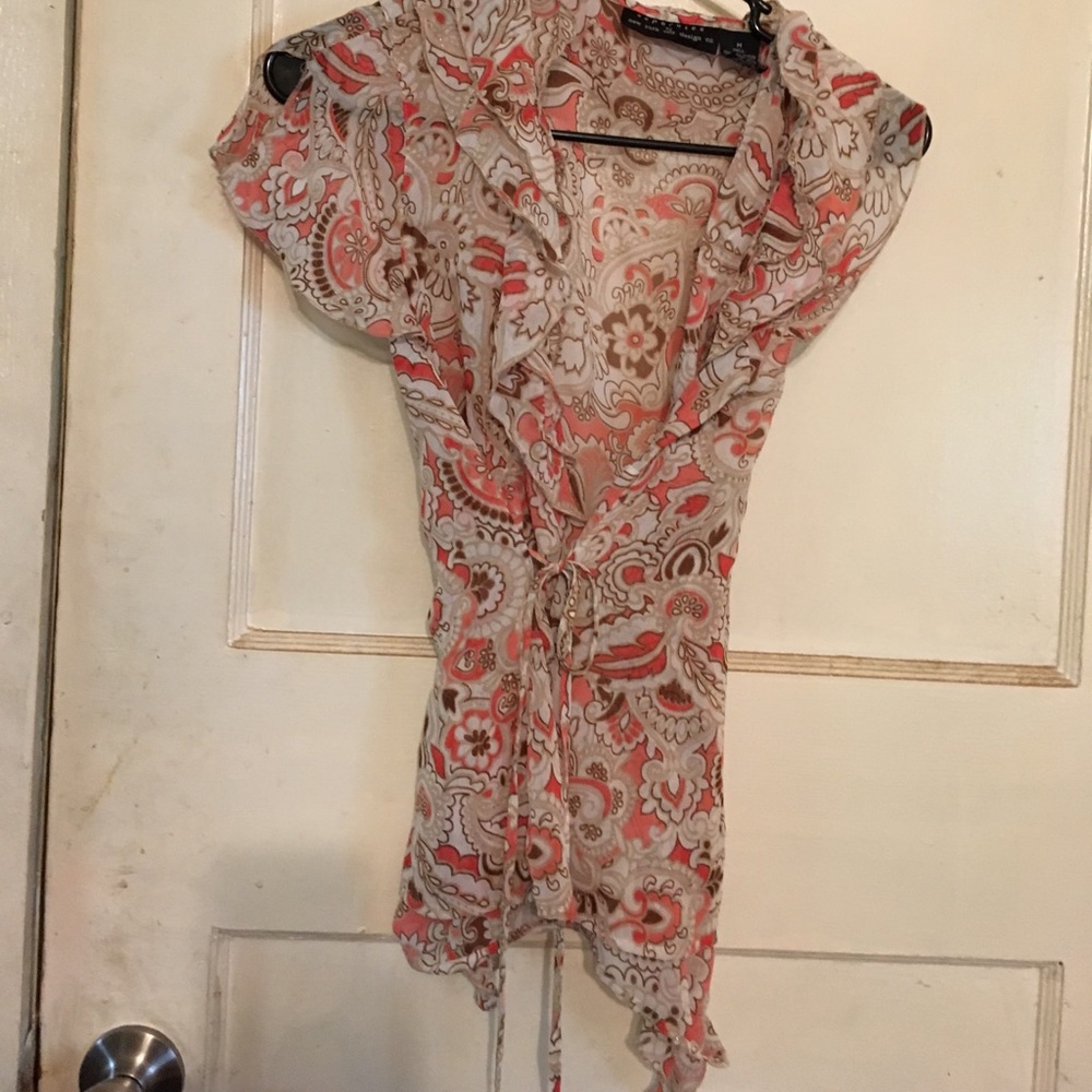 Beautiful shirt that ties on the side.