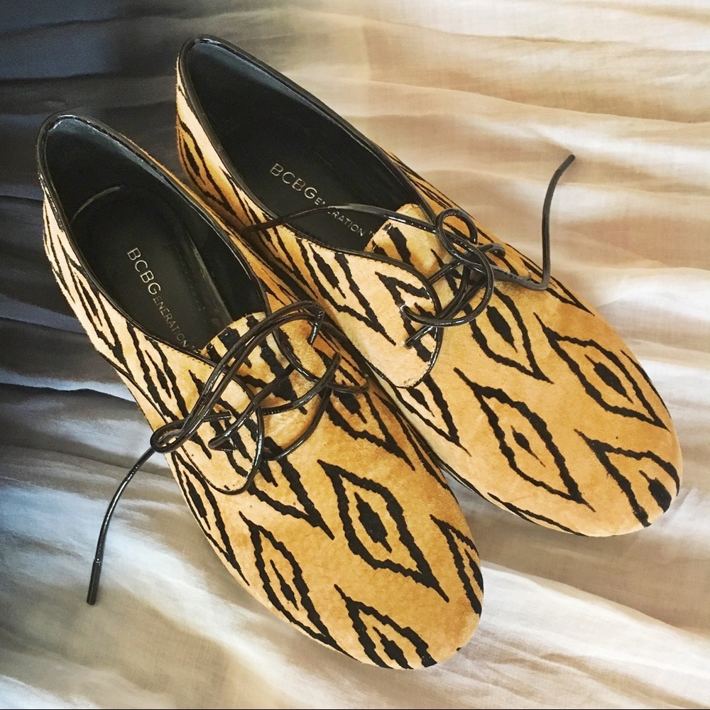 🌎 BCBG Tribal Print Oxfords 🌎
