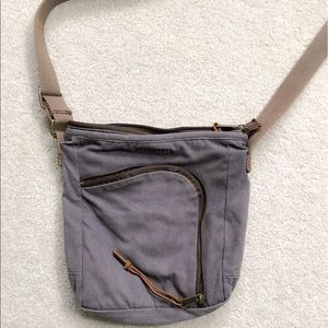 Deluth Trading Company gray cross body bag