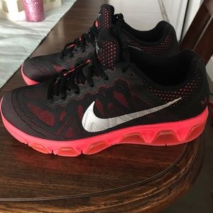 Like new - Nike Air Max - women's size 9