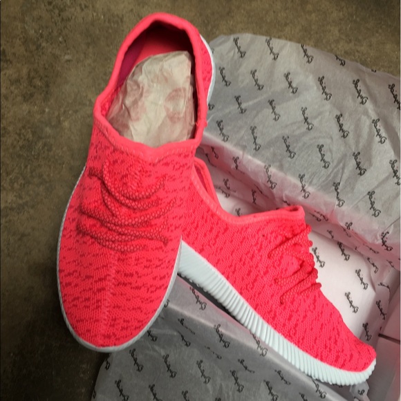 Neon pink flyknit sneaker - Picture 4 of 4