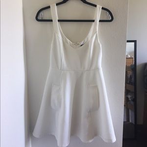 Cute white dress with pockets!