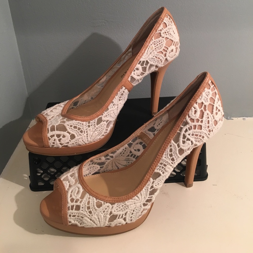GORGEOUS Antonio Melani White and Tan Lace Heels