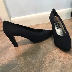 STUART WEITZMAN navy blue heels - pointed toe