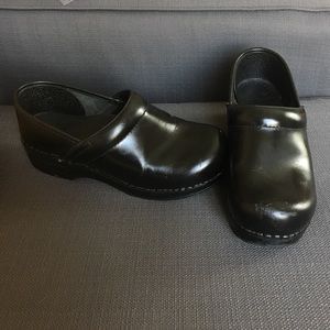 Dansko Wide Size 38 Professional Women's Clogs