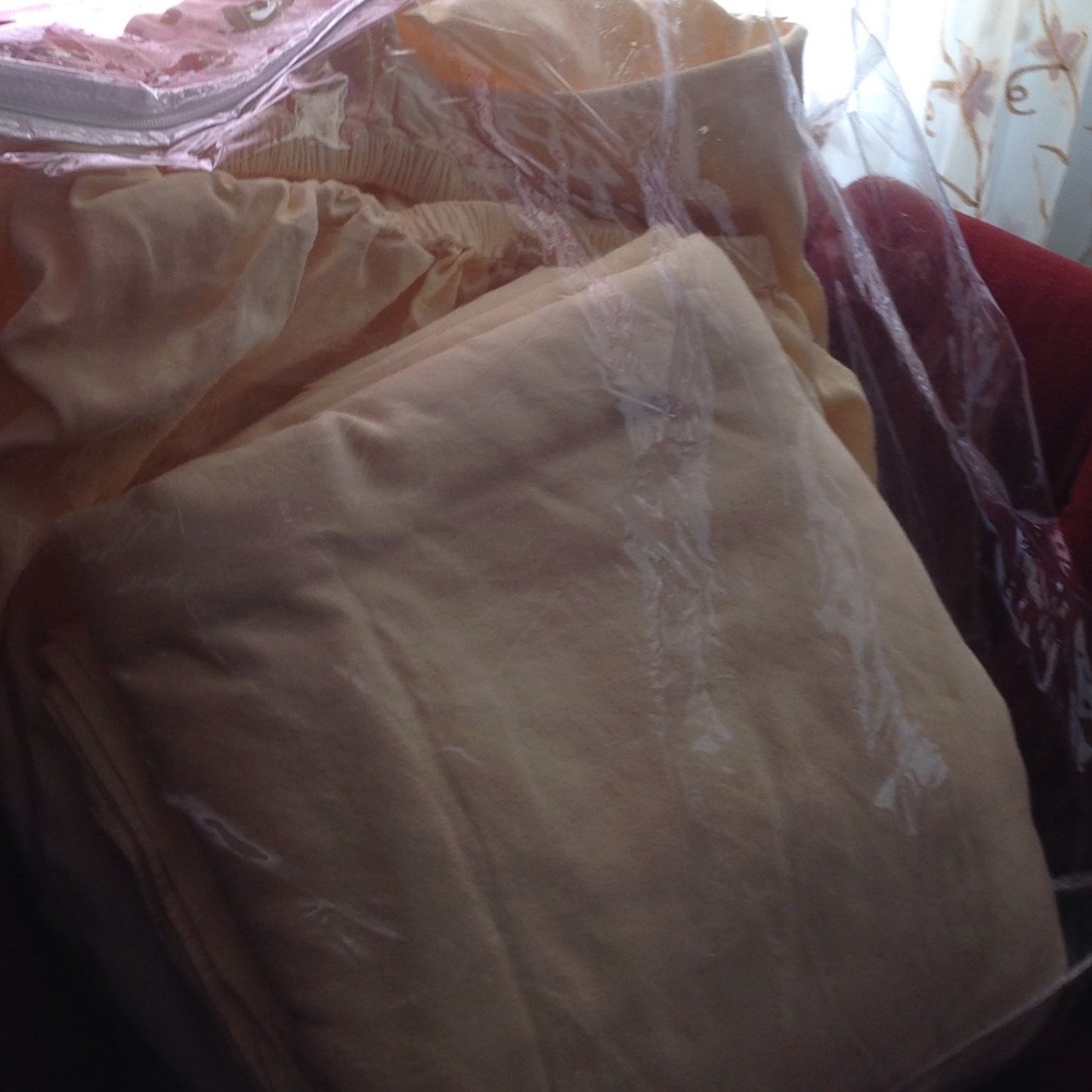 Bed sheets set and 4 pillow cases