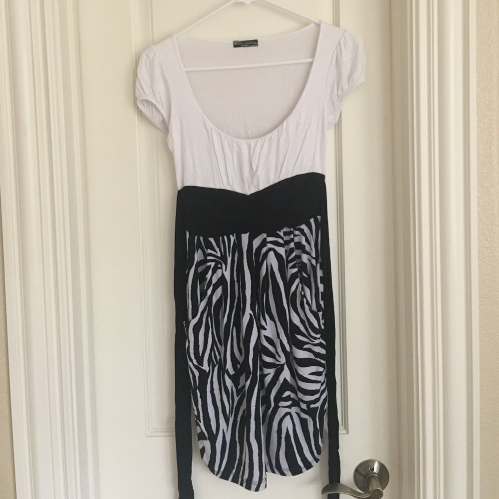 Zebra spandex Body Central dress w/ pockets!