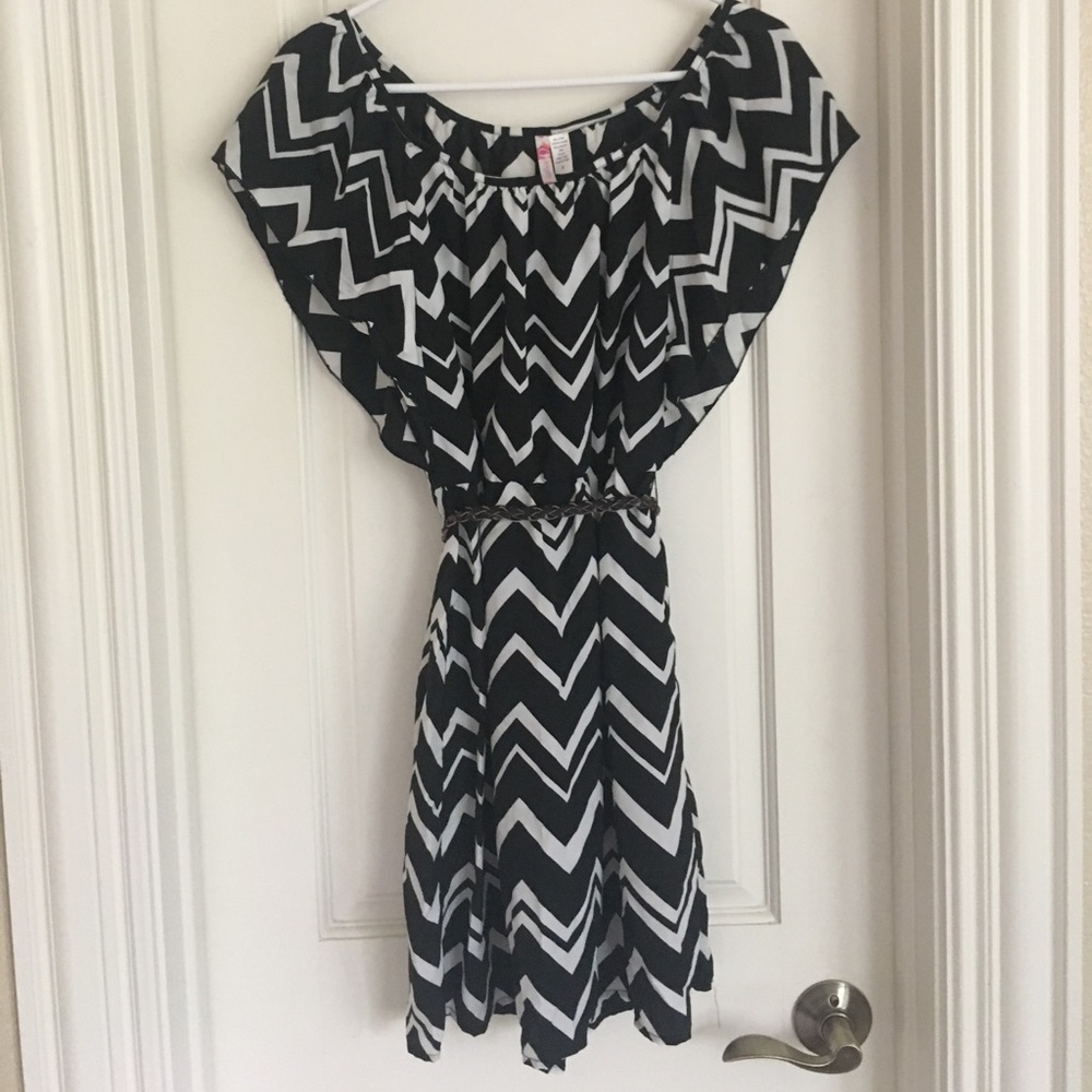 0 Degrees black/white chevron dress