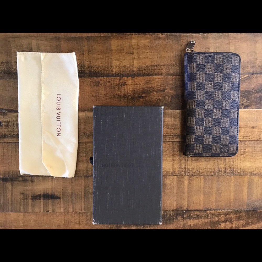 Damier zipper close wallet