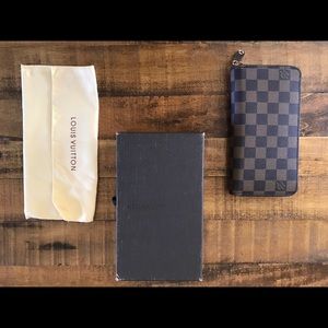 Damier zipper close wallet