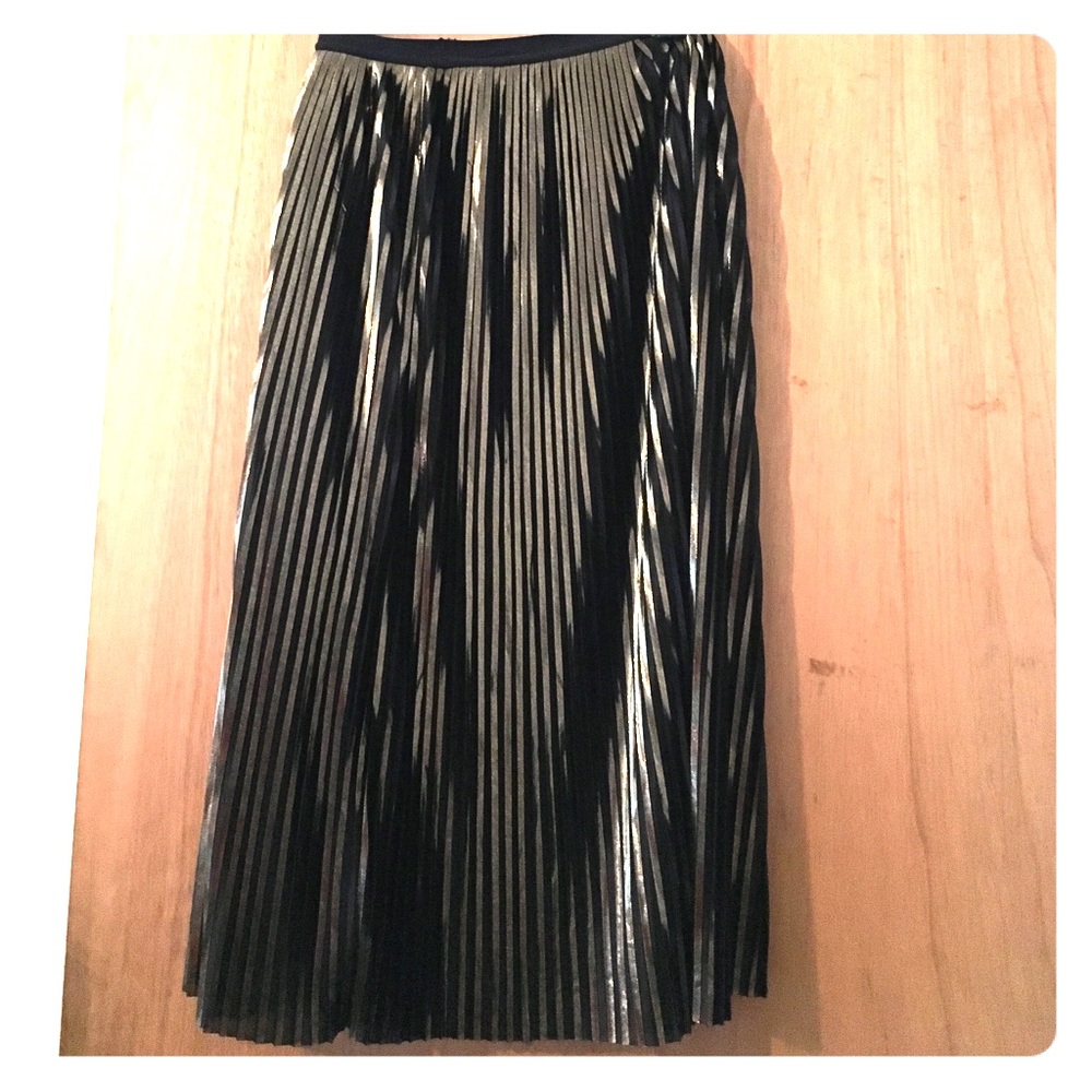 Cute gold pleated skirt!