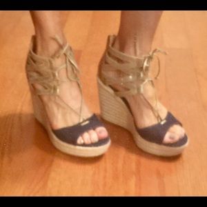 Perfect for summer!  Wedge heels💙💙💙