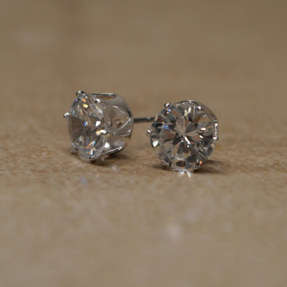Bling! New Crystal Solitaire Earrings - Picture 2 of 3