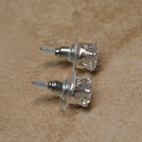 Bling! New Crystal Solitaire Earrings - Picture 3 of 3