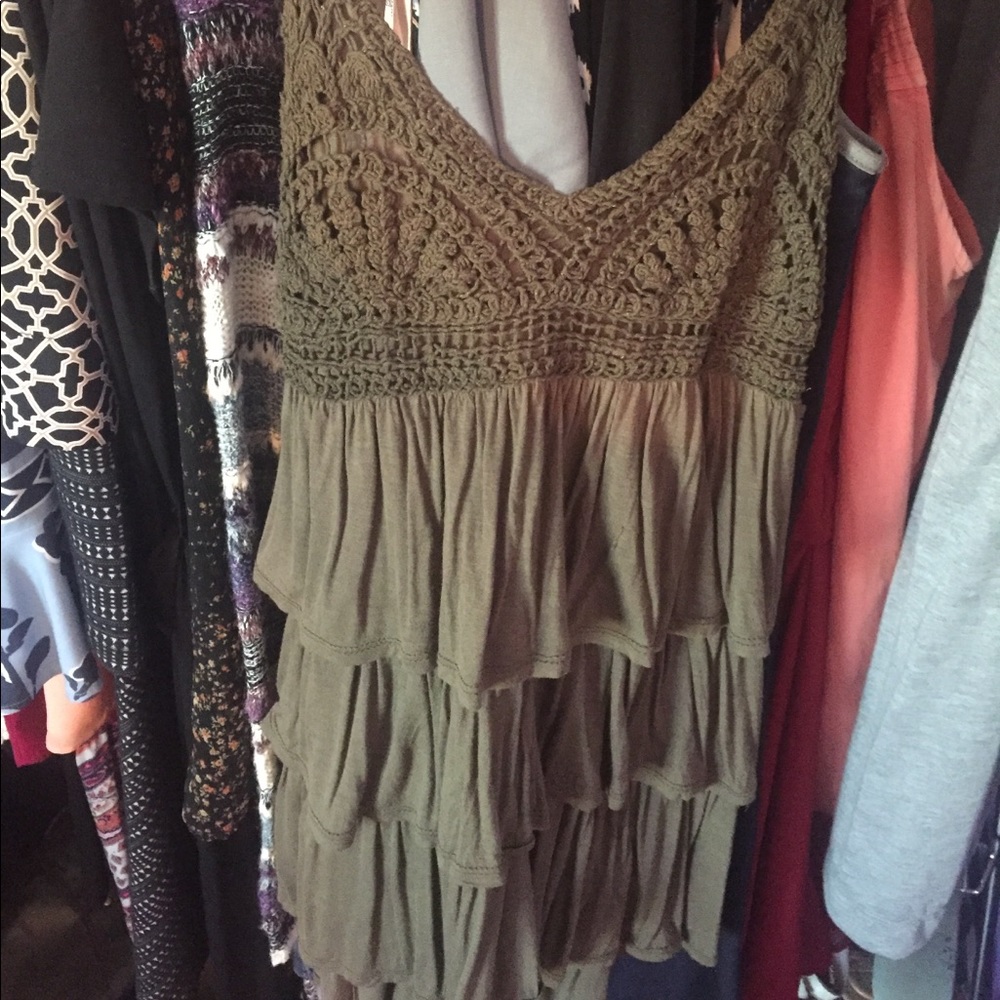 Ruffled tanktop, front & back pictured