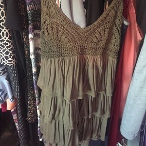 Ruffled tanktop, front & back pictured