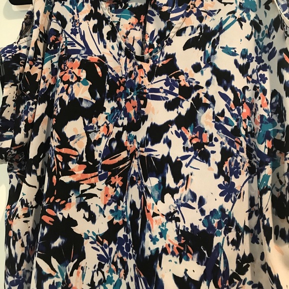 Cold shoulder top - Picture 2 of 3