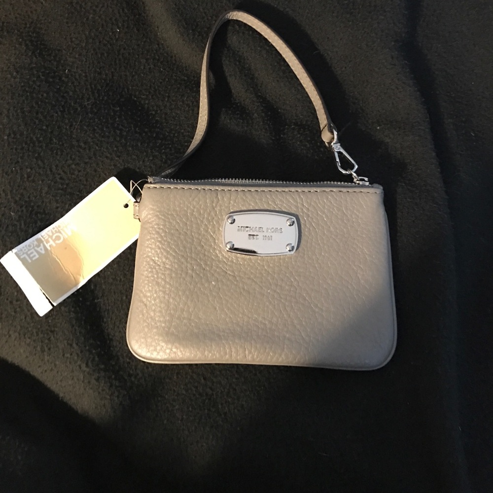 Small wristlet
