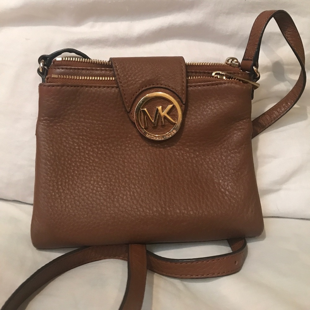 DO NOT BUY! Holding.. Michael Kors cross body bag