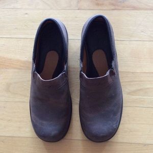 Ariat Santa Cruz Clog (in walnut)