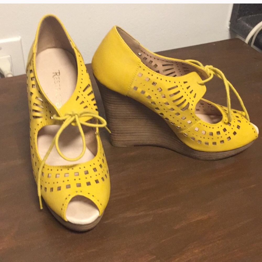 ⛔️SOLD⛔️ Fun yellow wedges!