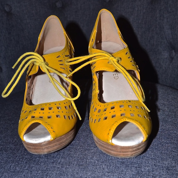 ⛔️SOLD⛔️ Fun yellow wedges! - Picture 6 of 7