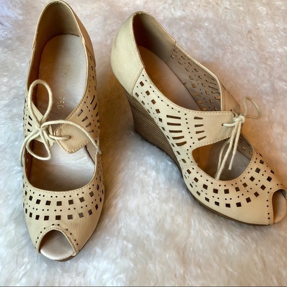 ⛔️SOLD⛔️ Fun yellow wedges! - Picture 7 of 7