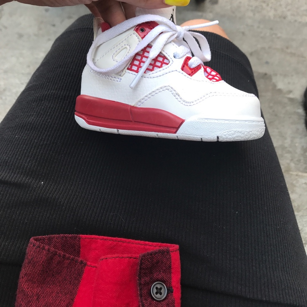 Hello I am selling a pair of Jordan' #4 size 4c