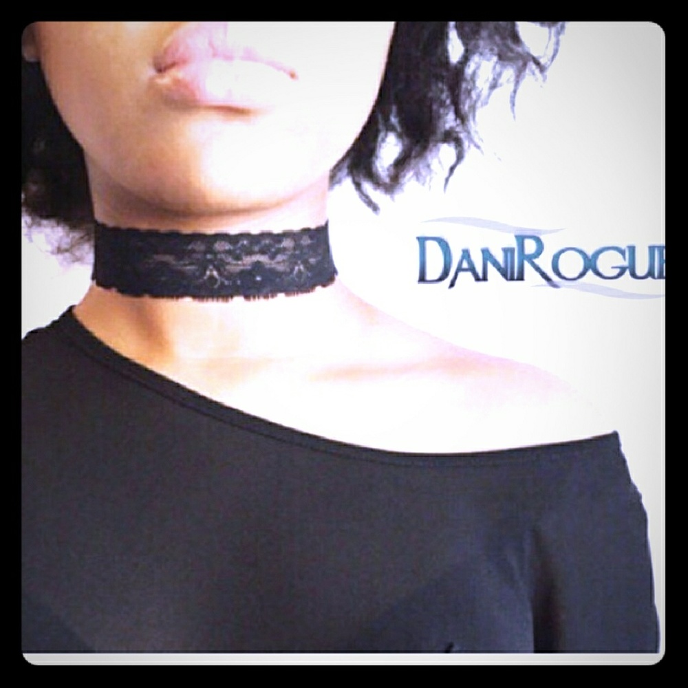 5/25. Stretch Lace Choker
