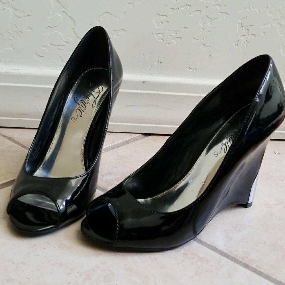 BLACK PATENT PEEP TOE WEDGE HEELS