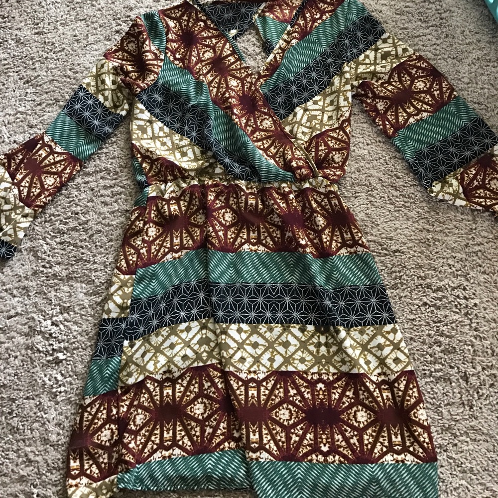 Bold print long sleeve dress with peek hole back