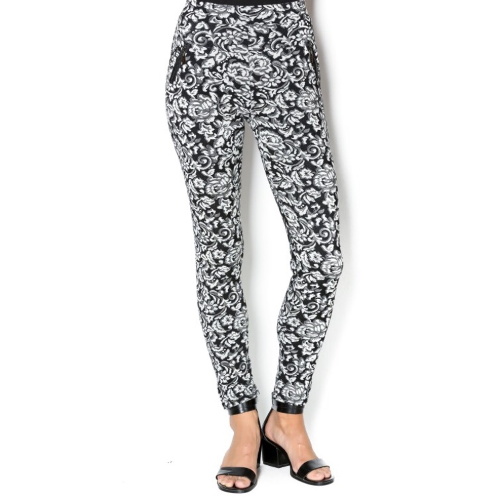 Black and white floral pattern leggings. 🌸🌺