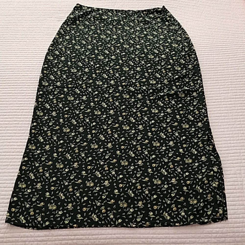 Long Black Background Floral Pattern Full Skirt L
