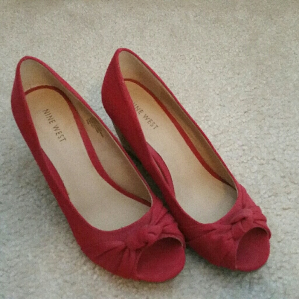 Nine West red wedges