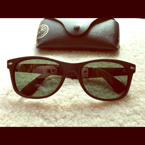 Classic Wayfarer Ray Ban sunglasses