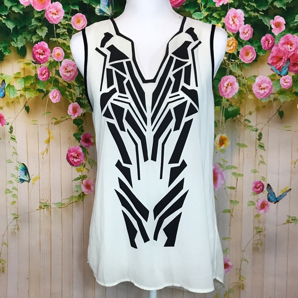 ⚡️Sale⚡️Brand & Label Black and Off-white Top