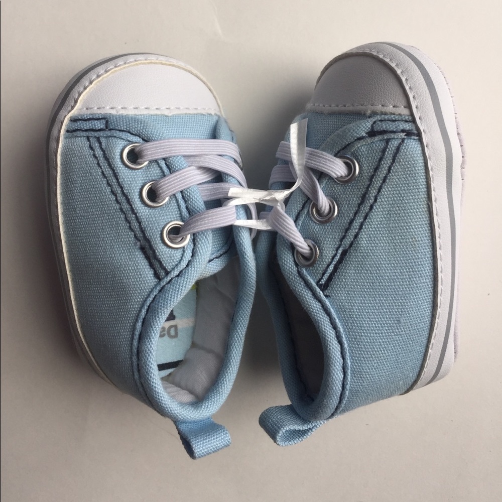 New no tags ADORABLE Newborn baby shoes in blue