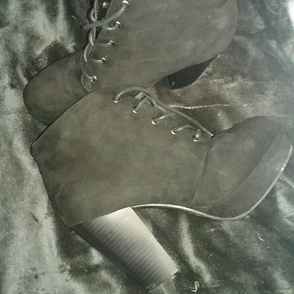 Heel lace boots