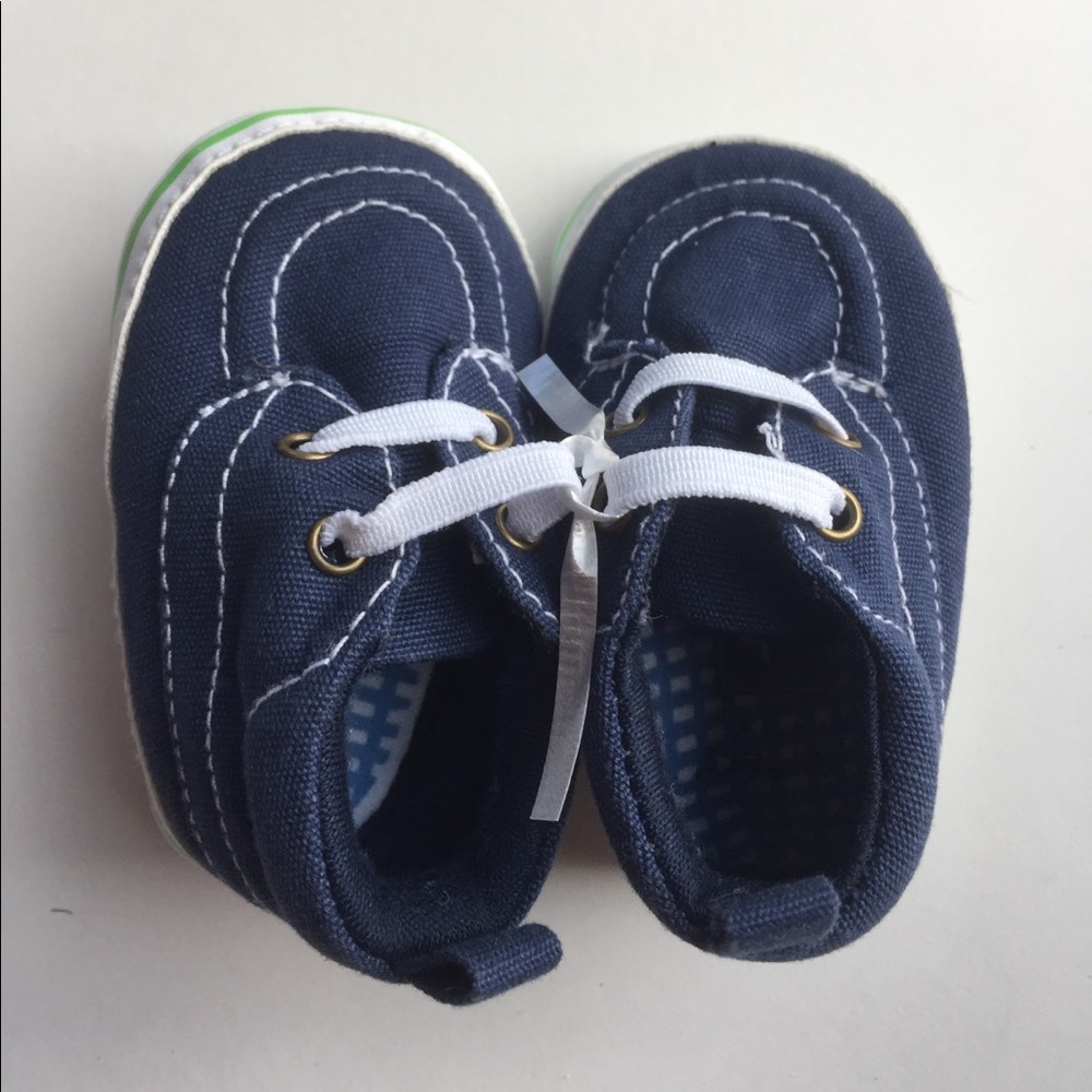 Like NEW CARTERS canvas Newborn shoes. Navy blue with lime edge