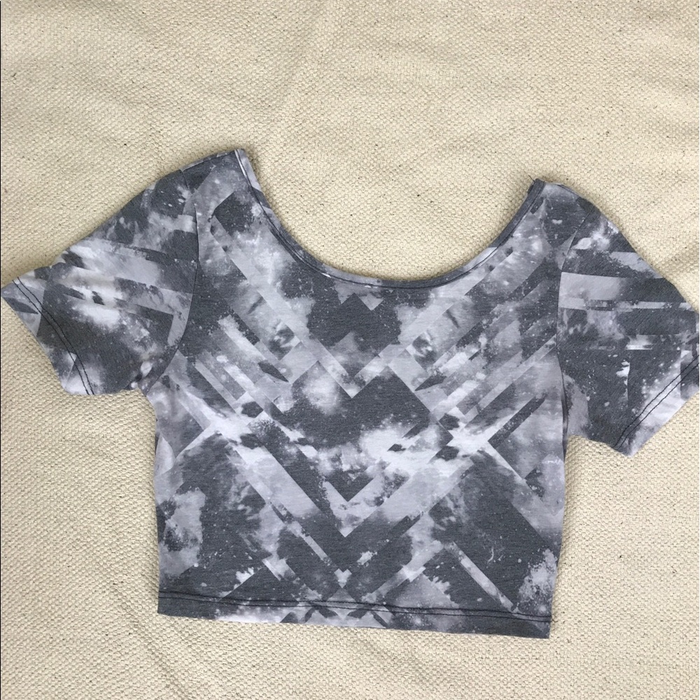 Short sleeve, grey and white crop top