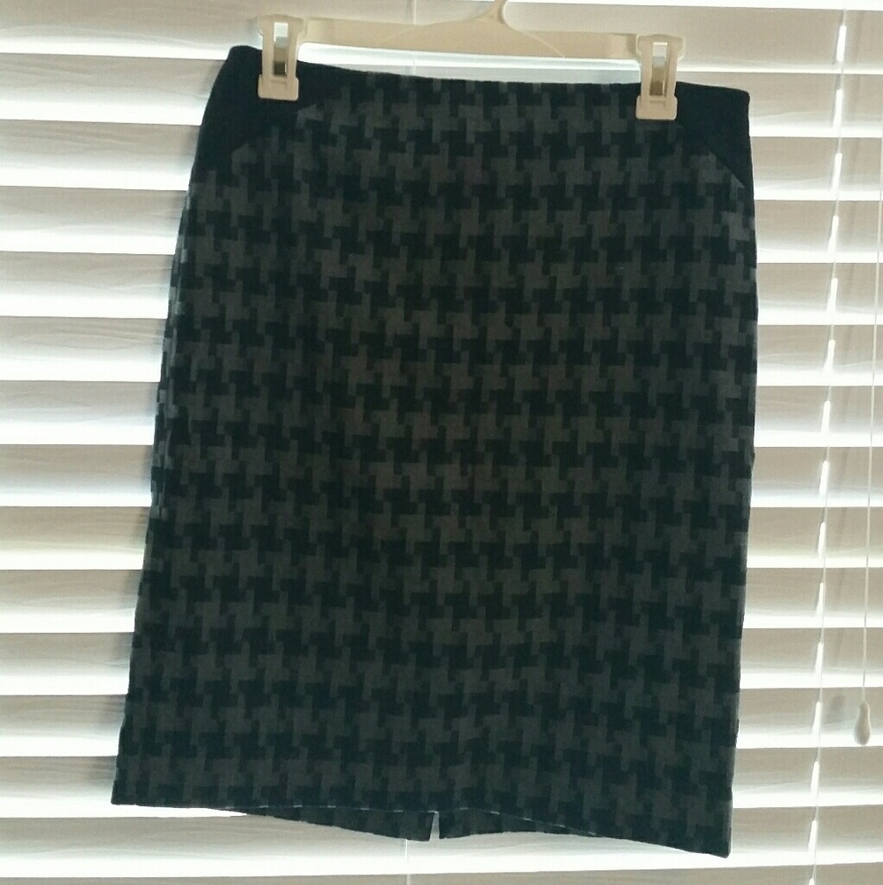 The LIMITED houndstooth pencil skirt