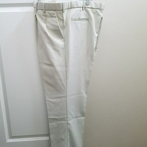 Pleated light weight golf pants.