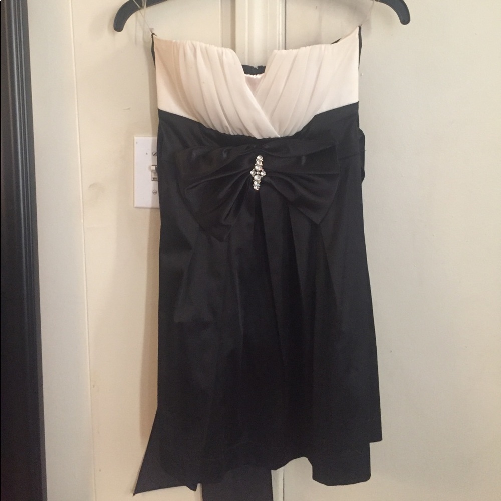 Black and White Sleeveless Dress