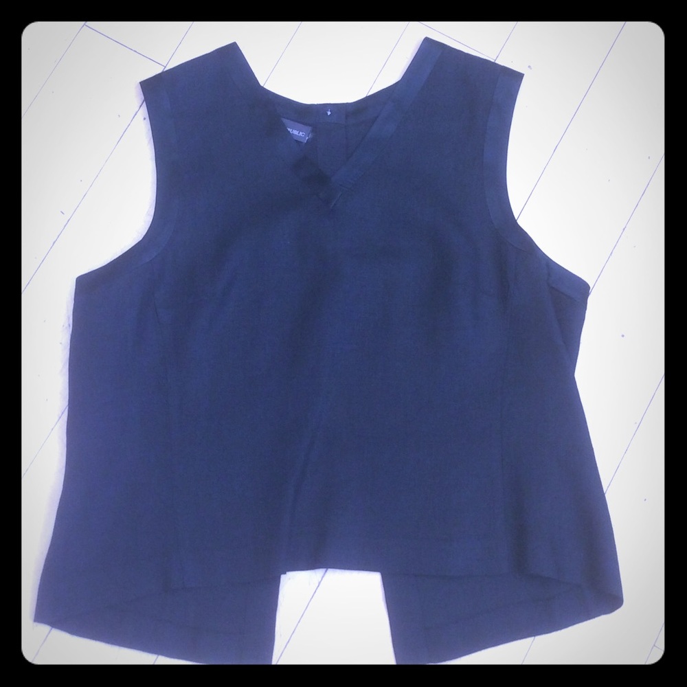 Sleeveless, buttoned in the back linen top