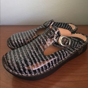 🎵✨Alegria Clogs with music notes & quotes! ✨🎶