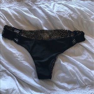 Acacia L black gili bottoms