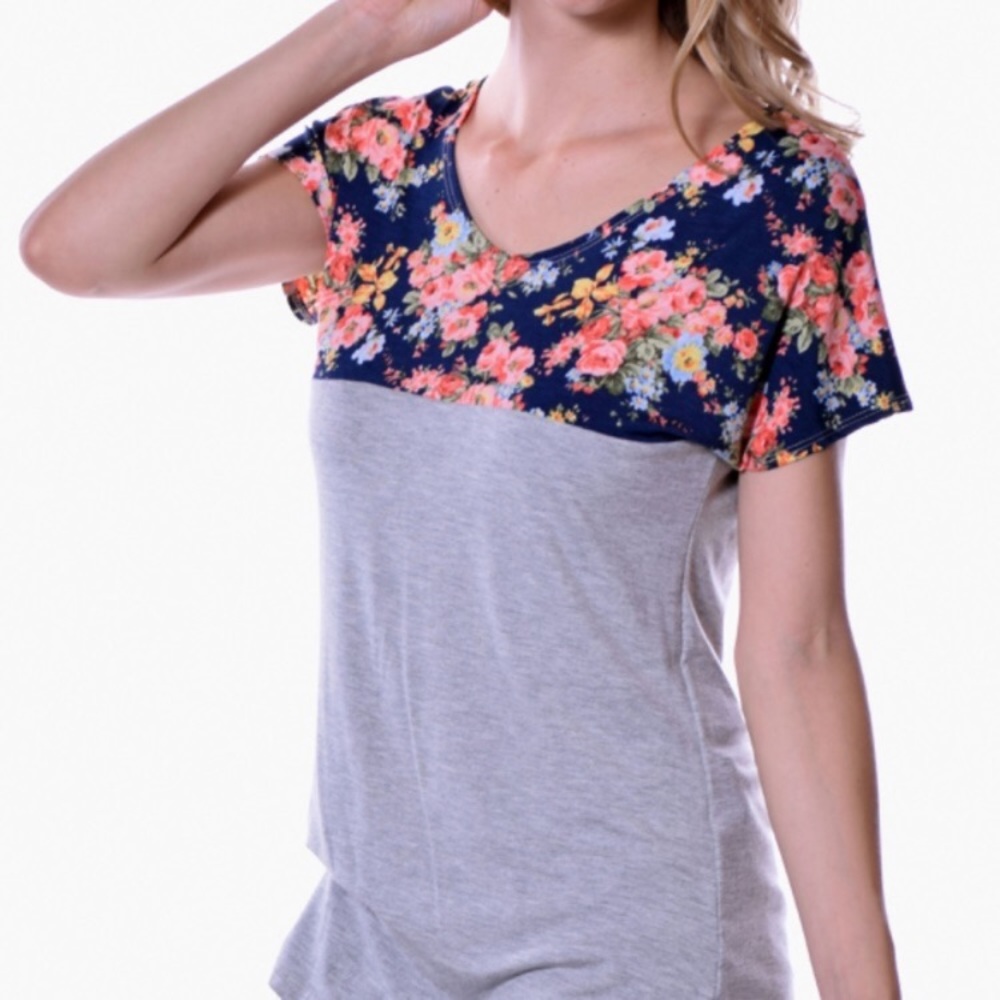 🌸 Floral v-neck tee🌸
