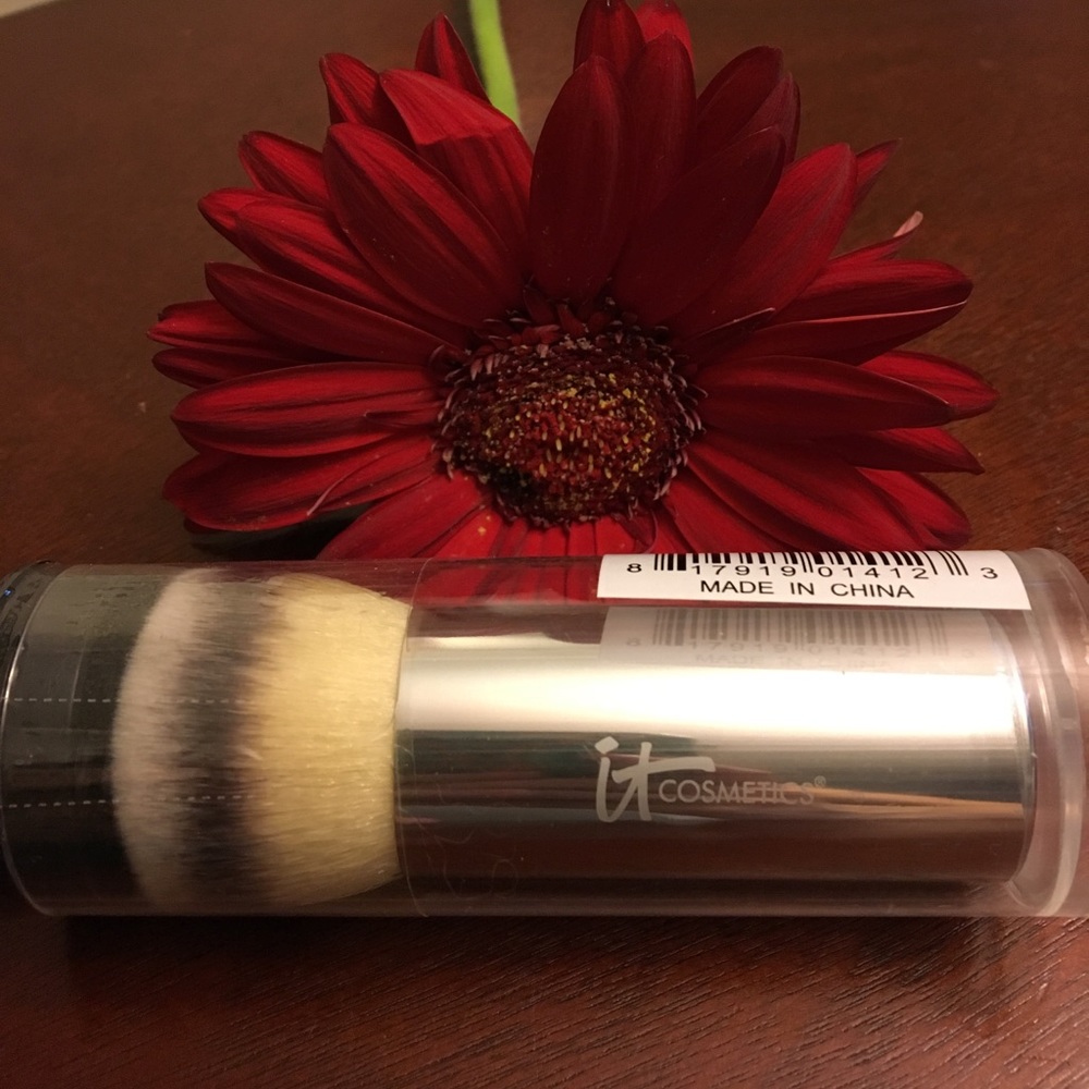 It cosmetics complexion perfection Buki brush