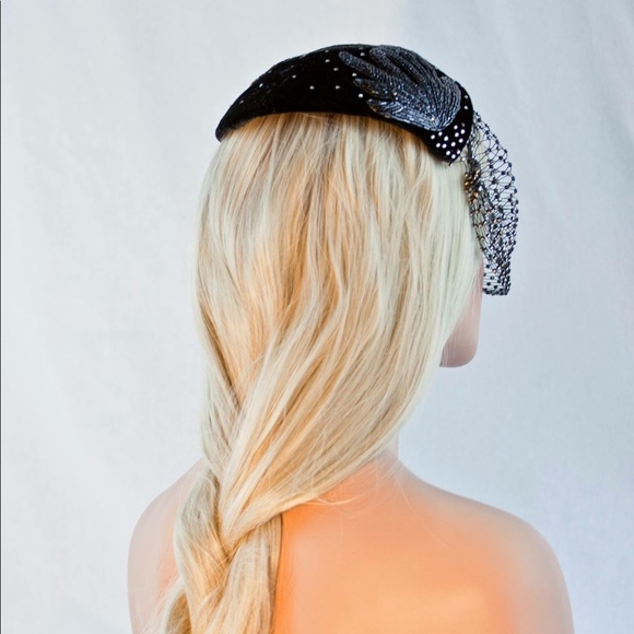Small hat with veil