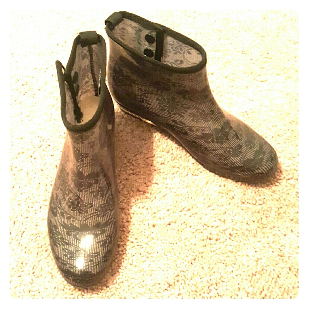 Black & Gray Floral Ankle Rain Boots